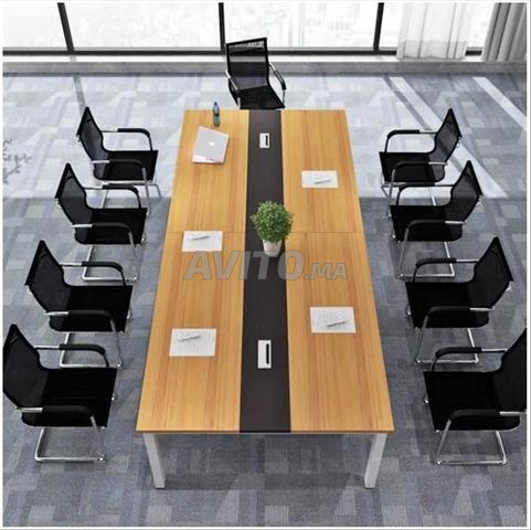 طاولة اجتماعات خشب فاتح وأبيض - 2