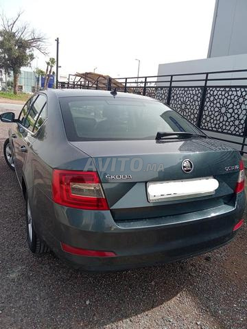 Skoda automatique 3amra 1main 1peinture