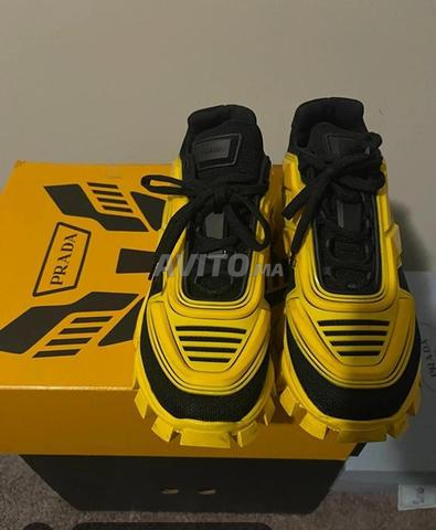 أحذية برادا صفراء للرجال مقاس 41