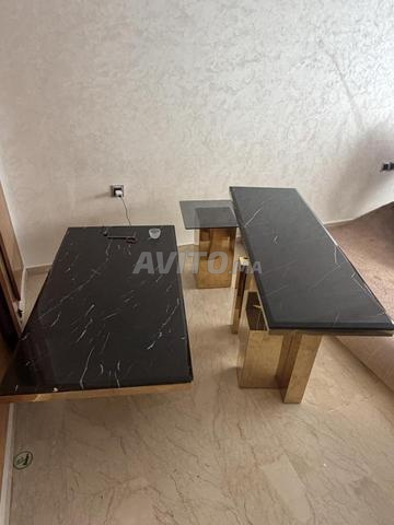 ثلاث طاولات وطاولة تلفزيون