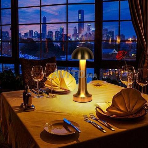 مصباح طاولة أو مكتب LED