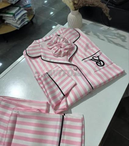 بيجامة حرير مخططة: أناقة كلاسيكية وراحة ملكية 👑