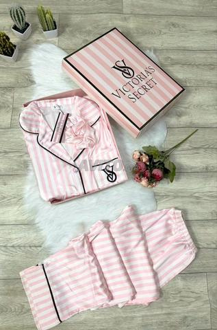 Pyjama en soie rayé : élégance classique et confort royal 👑 - 2