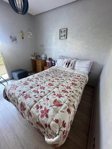 سرير 2م/1م20، 2 طاولة جانبية، 1 خزانة، مكتب