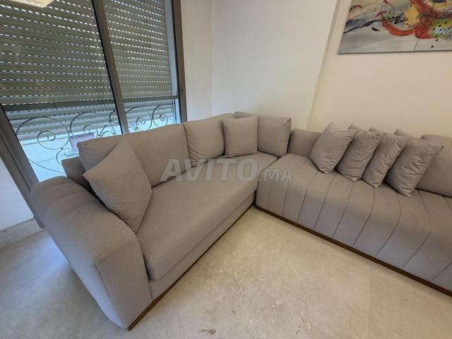 بيع أريكة مع طاولة بحالة جيدة جداً - 2
