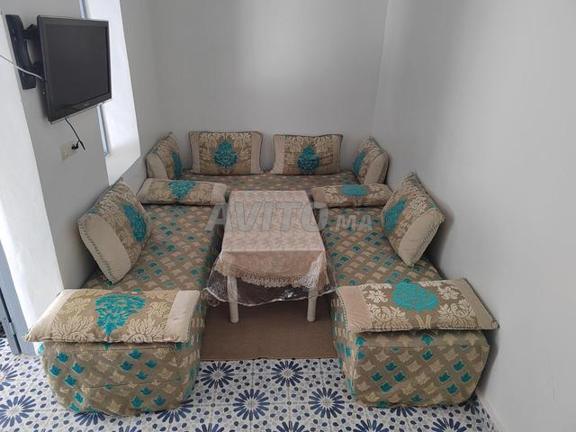 Salon marocain complet avec table et tapis