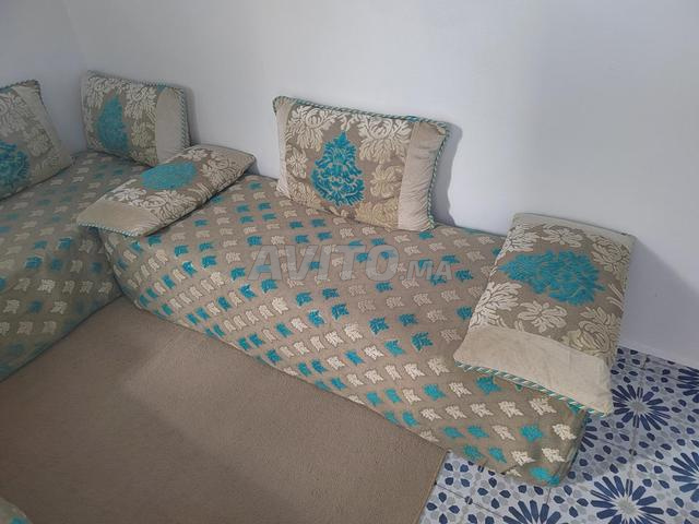 Salon marocain complet avec table et tapis - 2