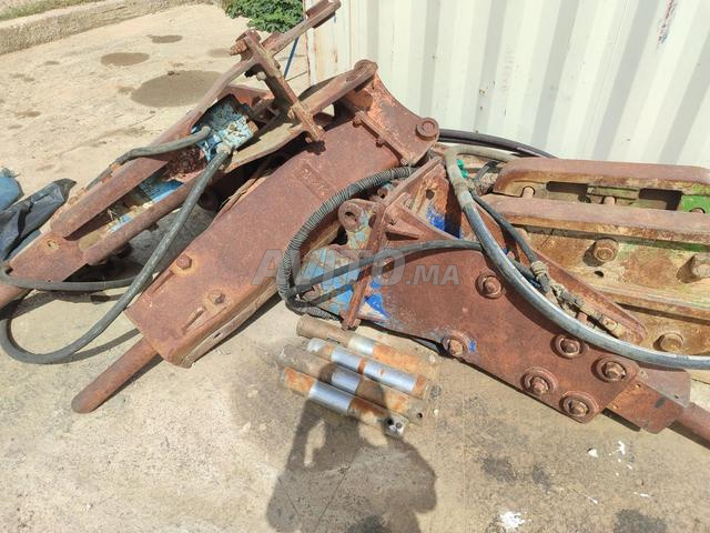 مطرقة JCB 3cx ومطرقة Caterpillar 325 - 2