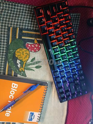 لوحة مفاتيح ميكانيكية بمفاتيح زرقاء - 2