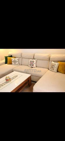 كرسي بذراعين مع طاولة وسجادة - 2