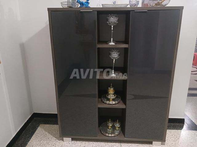 Vitrine moderne et élégante avec porte en verre fumé