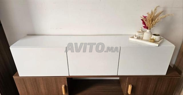 وحدة تلفزيون بيضاء جديدة