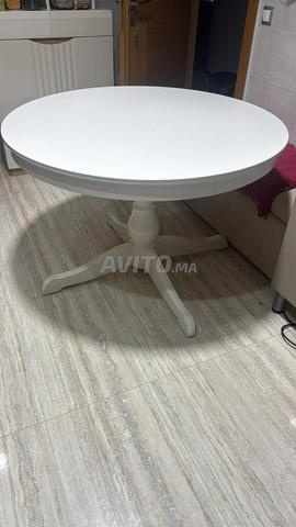 DEUX TABLES A MANGER SANS CHAISES