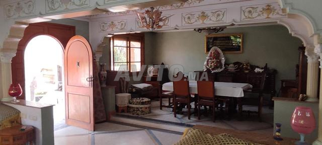 فيلا جميلة على الطراز المغربي الأصيل بثلاث واجهات