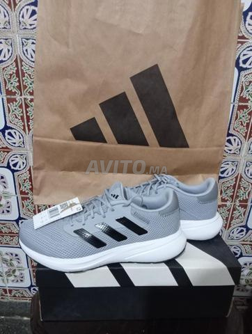حذاء رياضي 42 أديداس أصلي جديد بالكرتون - 2