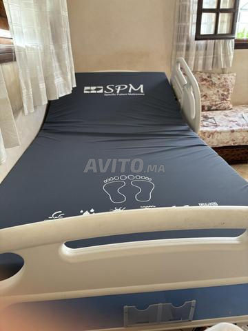 Lit médicalisé réglable avec matelas anti-escarres - 2