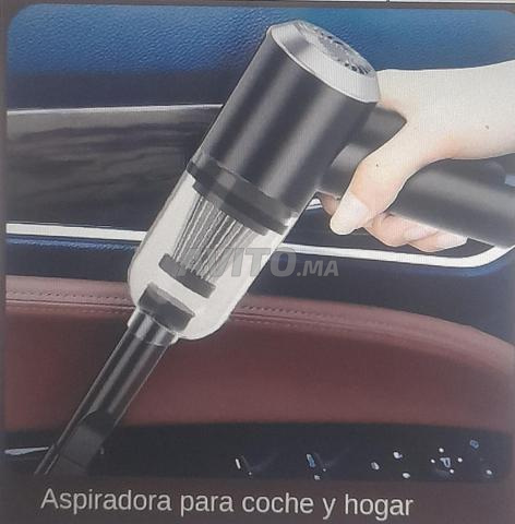 Aspirateur puissant atteignant les endroits éloignés, idéal pour la voiture