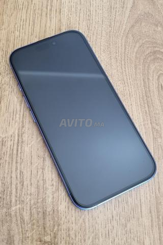 iPhone 16 bleu en très bon état