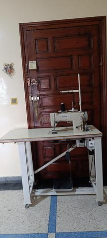 Machine à coudre silencieuse, fabrication allemande. Prix fixe