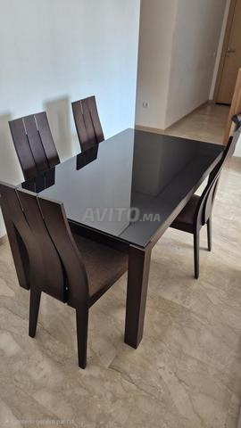 طاولة طعام مع 4 كراسي خشبية متينة