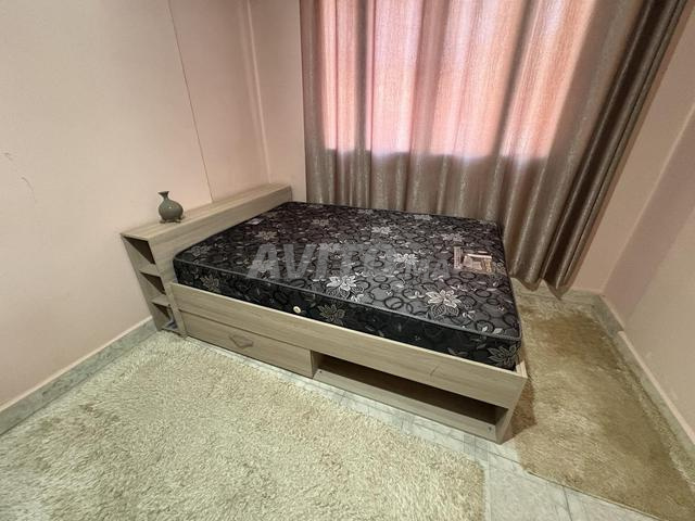 Lit avec sommier et matelas