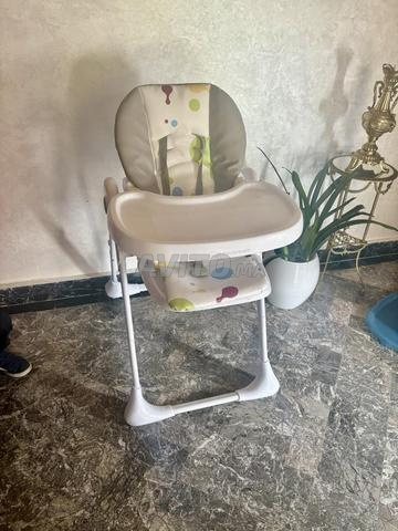 كرسي مرتفع للأطفال بلون نيود وملون