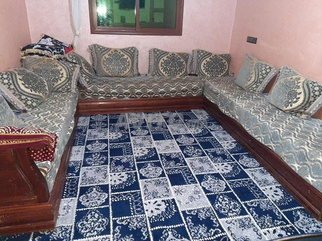 Salon marocain - Les banquettes, le coffre, les coins en bois uniquement