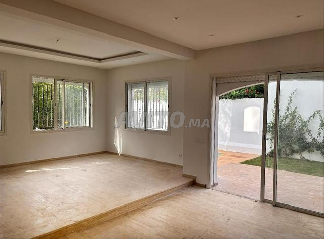 Villa luxueuse vide à côté école américaine