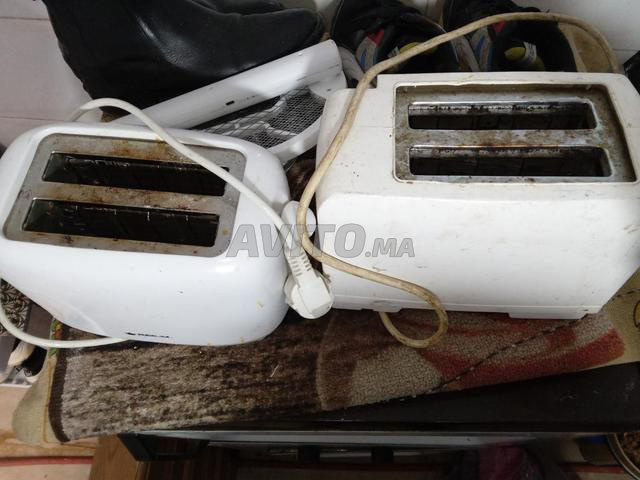 Machine à pain et grille-pain fonctionne bien. Bienvenue à ceux qui sont intéressés.