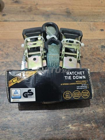 أحزمة تثبيت قابلة للسحب بمشبك تثبيت