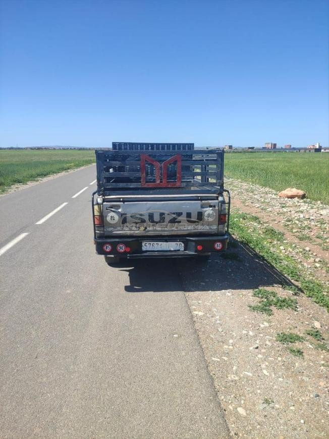 سيارة للبيع نوع اسيزو