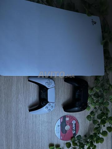PS5 à vendre avec deux manettes et le jeu UFC 5 - 2