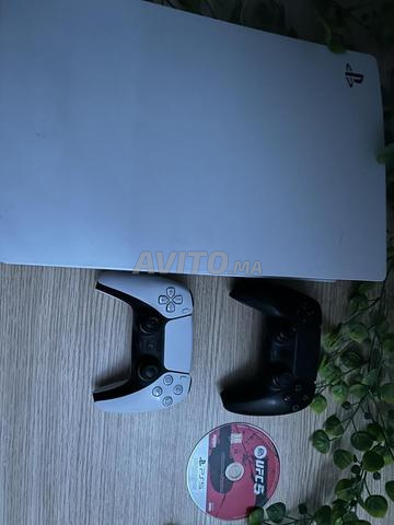 بلاي ستيشن 5 للبيع مع يدتي تحكم ولعبة UFC 5