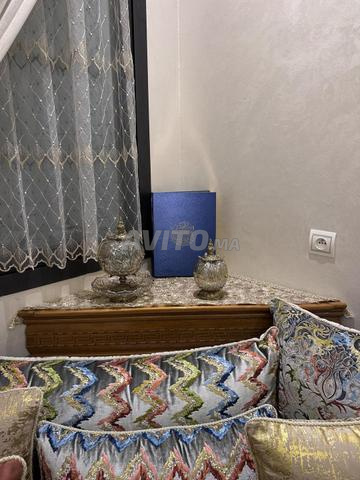 Salon marocain très bon état avec table en bois