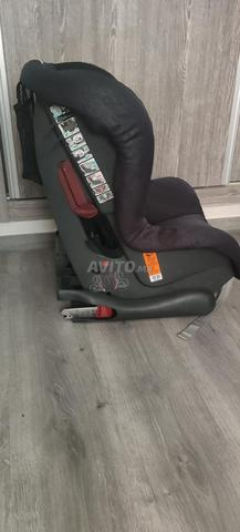 مقعد سيارة آيزوفيكس بحالة جيدة