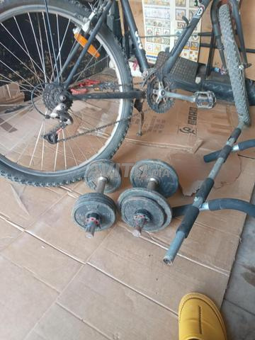 آلات حمل الأثقال ودراجة هوائية - 2