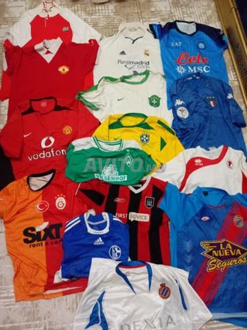 تونيكات رياضية أصلية، هل تريد ارتداءها أم لعب كرة القدم بها، فهي متوفرة.