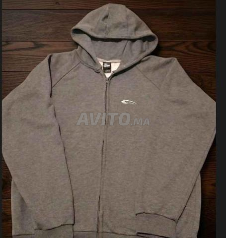 هودي رمادي أنيق مقاس XL بسحاب – بحالة ممتازة 🔥
