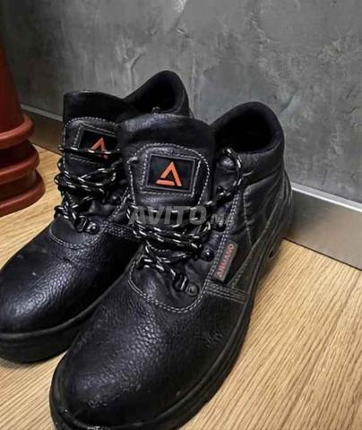 Chaussures de sécurité 40 d'occasion propres