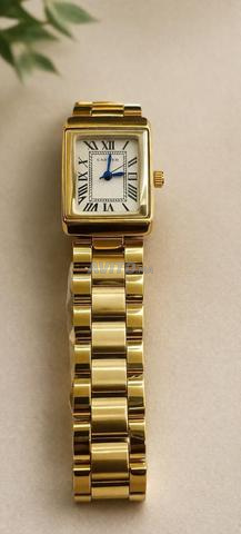 ساعة يد أنيقة باللون الذهبي – تصميم فاخر