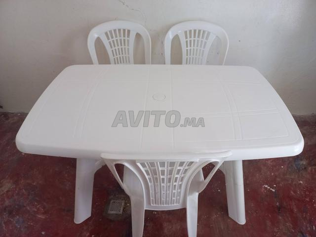 طاولة بلاستيكية بيضاء كبيرة الحجم