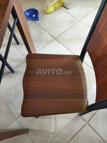 Une table à manger avec chaises - 2