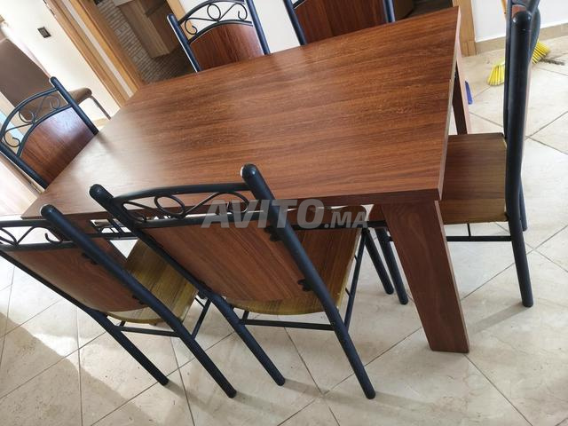 Une table à manger avec chaises