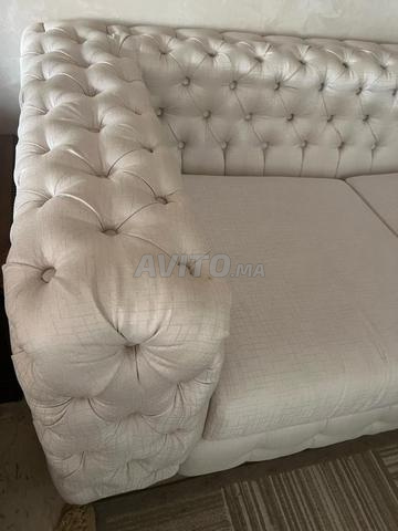 كرسي بذراعين مبطن للبيع