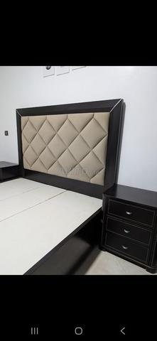 Chambre à coucher sans matelas et sans commode - 2