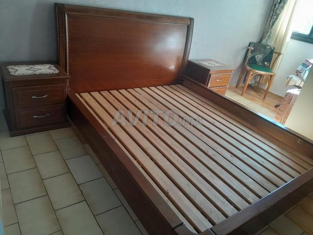 سرير وإطار سرير وطاولتان جانبيتان. - 2