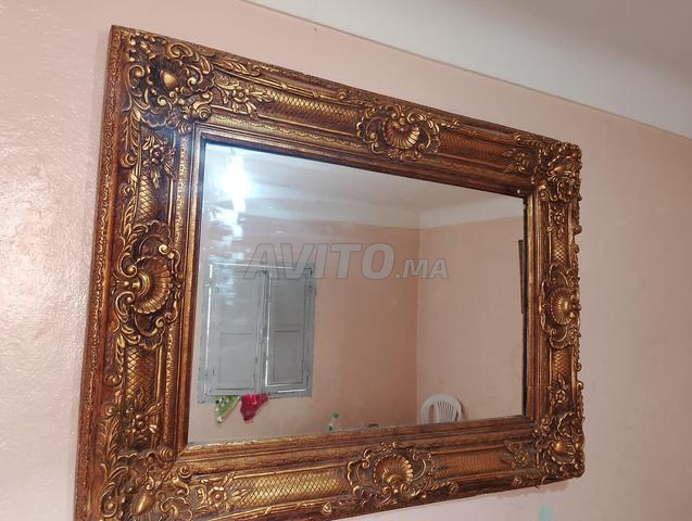 Miroir royal, cadre en bois naturel décoré en doré