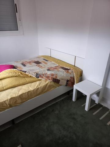 سرير ، مرتبة وطاولتان جانبيتان