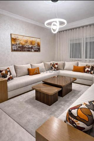 شقق مجهزة بالكامل بها غرف نوم وصالون ومطبخ