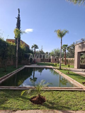 فيلا شبه مكتملة 830 م²